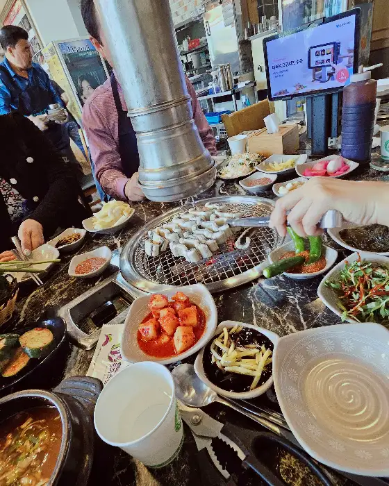 테이블 위에 차려진 풍성한 한상 차림