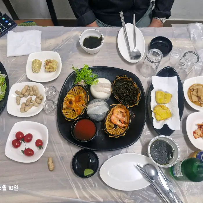 정갈하게 차려진 반찬들과 소스