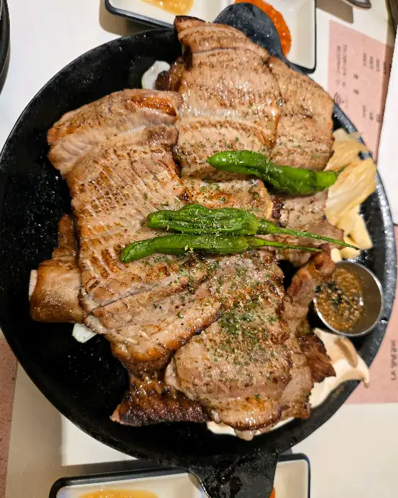 잘 구워진 돼지갈비 한 점