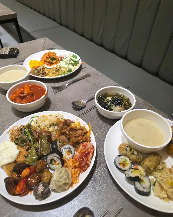 다양한 메인 요리들이 담긴 접시