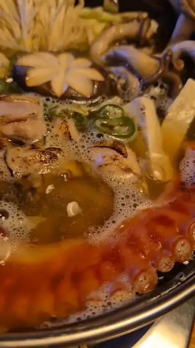 끓고 있는 냄비 안의 미즈타키 재료들