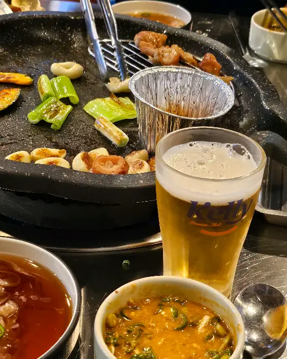 막창과 함께 놓인 맥주잔
