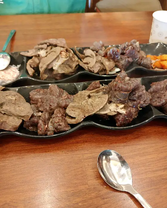 다양한 종류의 순대와 내장, 그리고 곁들임 메뉴