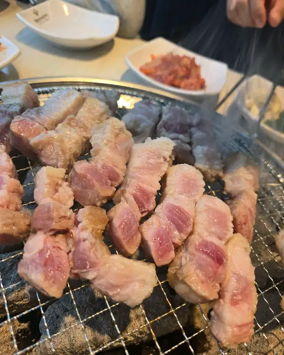 삼겹살이 숯불 위에 구워지고 있는 모습