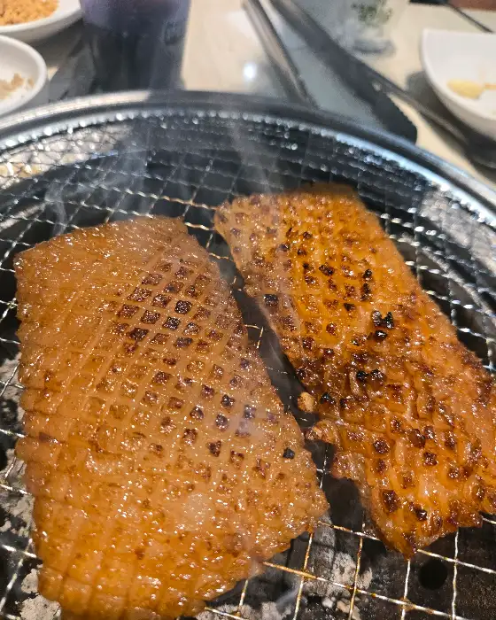 바삭하게 구워진 돼지껍데기