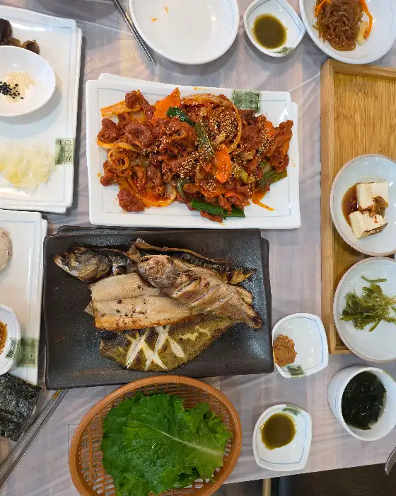 먹음직스러운 제육볶음과 생선구이