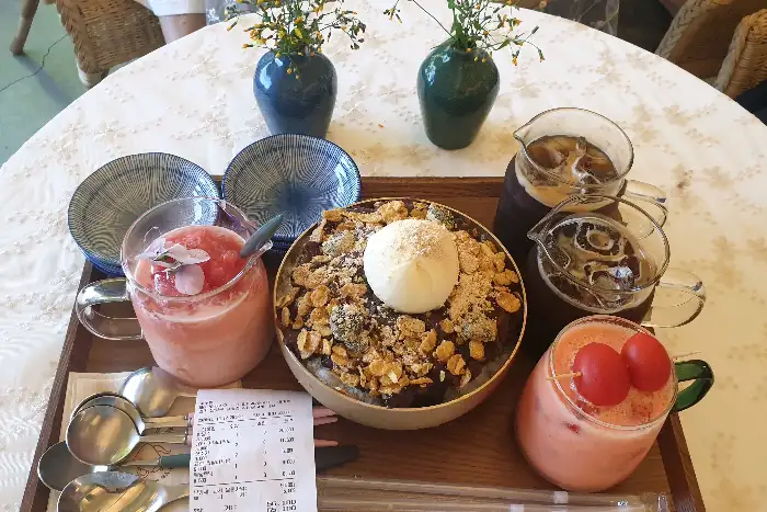 빙수와 음료가 놓인 테이블