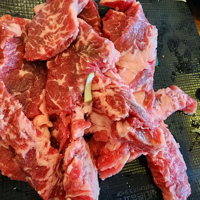 신선한 소갈비살 덩어리