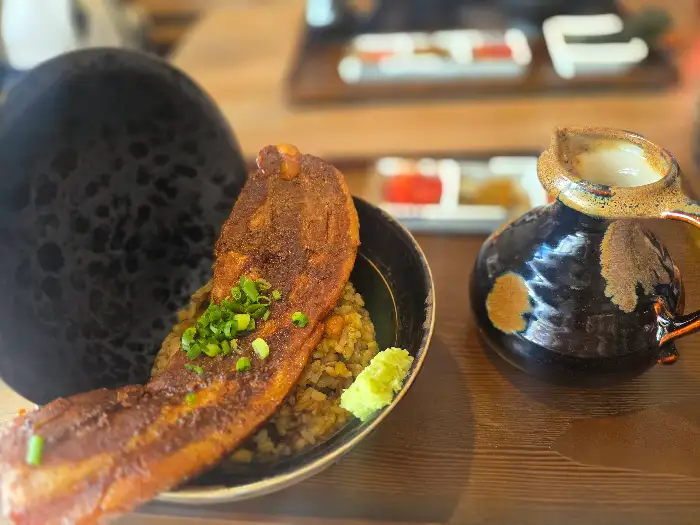 삼겹살 덮밥과 함께 나온 육수 주전자