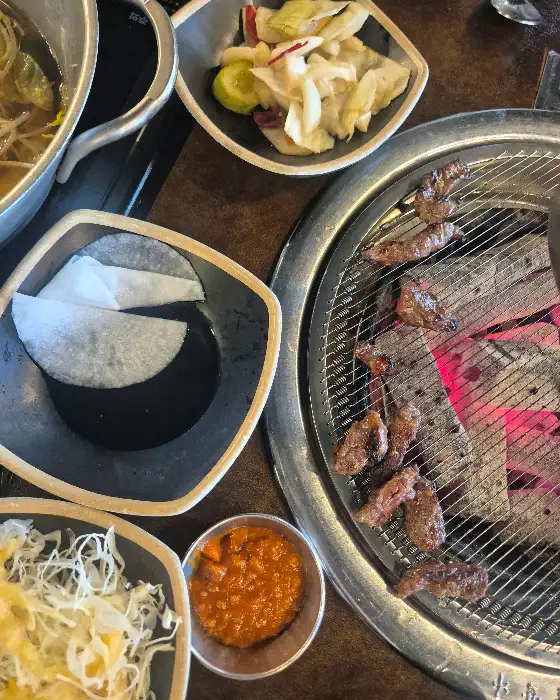 셀프바의 다양한 음식들