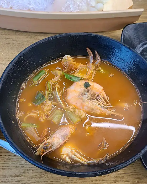싱싱한 새우가 들어간 해산물 요리