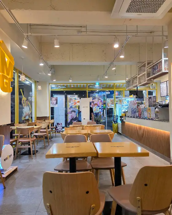 카페 내부 테이블과 조명