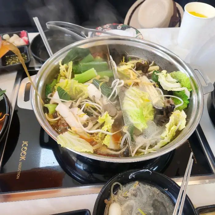 푸짐하게 끓고 있는 샤브샤브