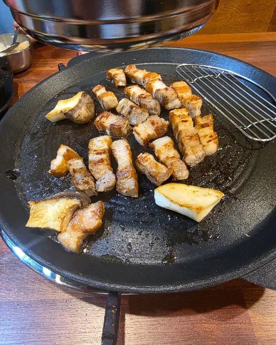 잘 구워진 삼겹살 조각들