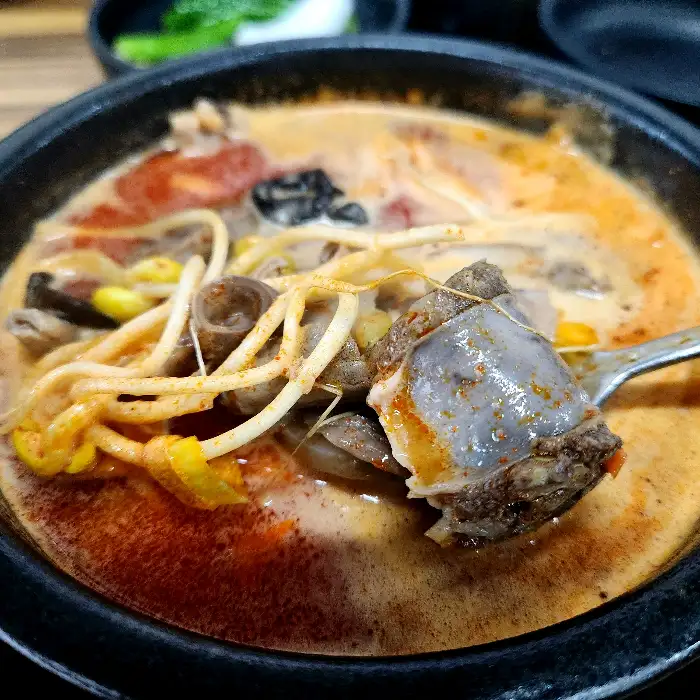 짬뽕 국물 속 건더기 모습