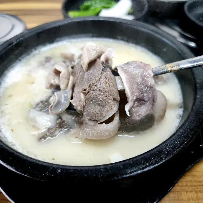 뽀얀 국물의 수육국밥