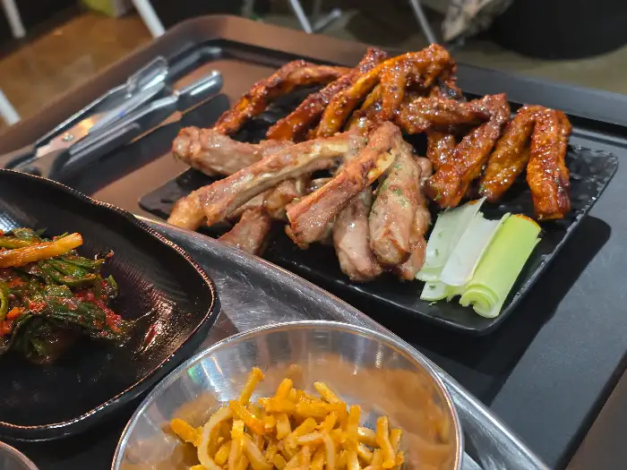 플레이트에 먹음직스럽게 담긴 쪽갈비와 곁들임 채소