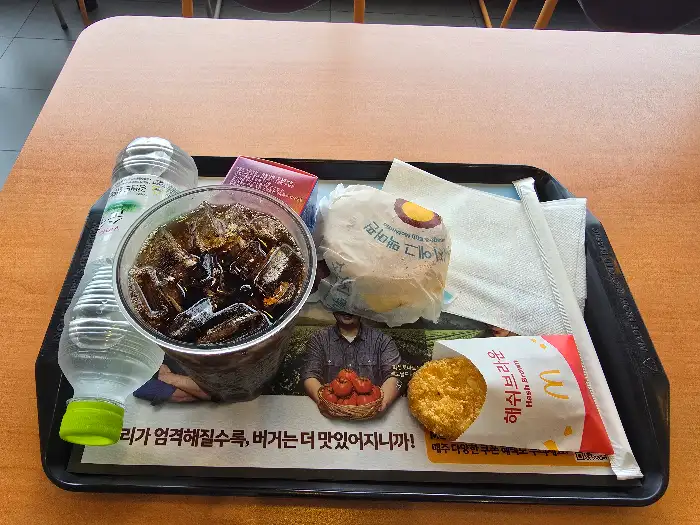 맥도날드 트레이에 담긴 햄버거 세트
