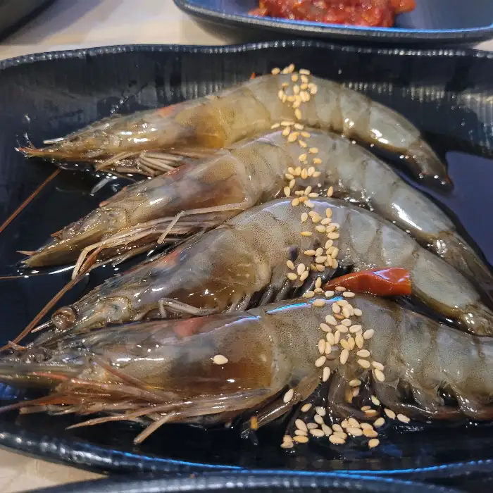 간장 양념에 재워져 윤기가 흐르는 탱글탱글한 새우장