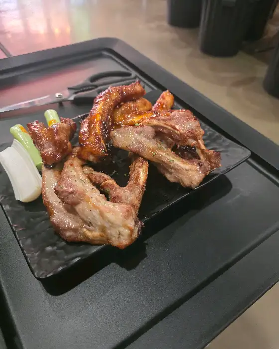 접시에 담긴 여러 가지 맛의 쪽갈비
