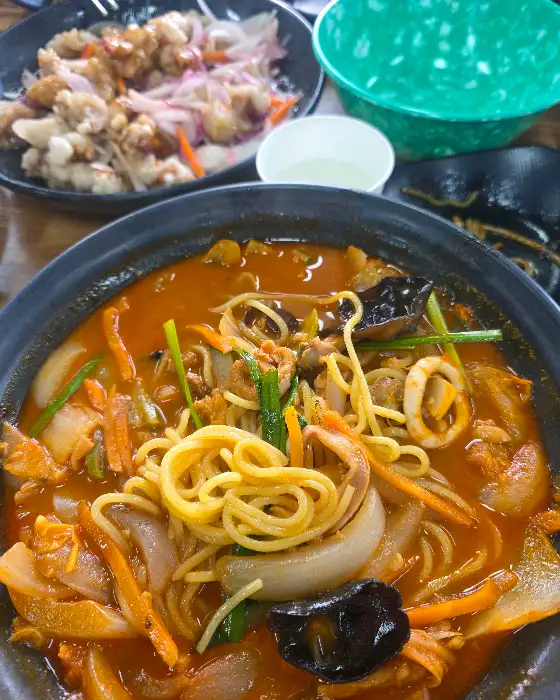 두 그릇의 짬뽕과 탕수육이 테이블 위에 놓여 있다.