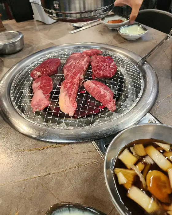 불판 위에서 맛있게 익어가는 살치살