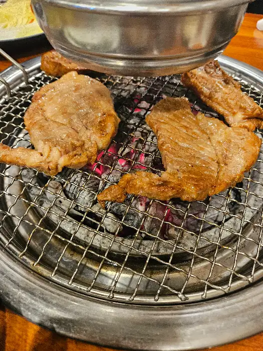 잘 구워진 뼈삼겹의 앞면과 뒷면