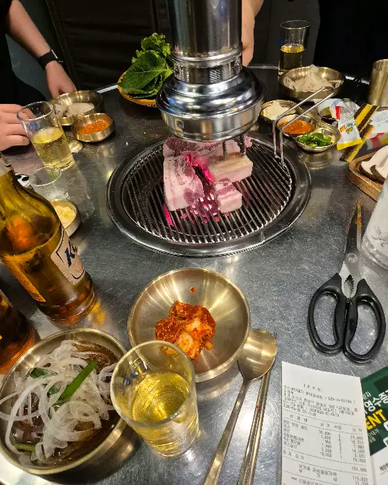 맛있게 익어가는 고기와 곁들여 먹는 술