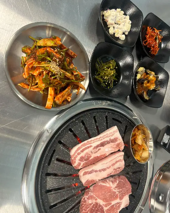 오징어초무침과 밑반찬들