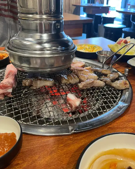 숯불 위에서 맛있게 익어가는 뼈삼겹