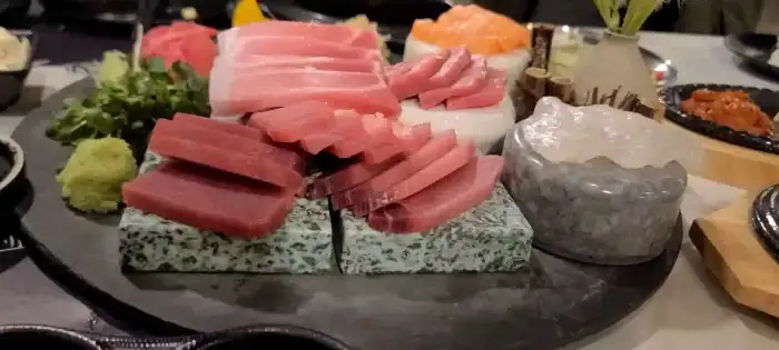 먹음직스럽게 플레이팅된 참치회