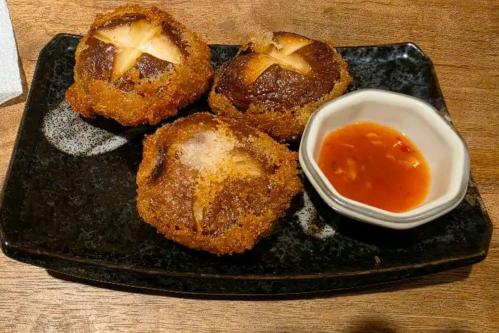 오차야의 아늑한 내부와 정갈하게 차려진 테이블 세팅