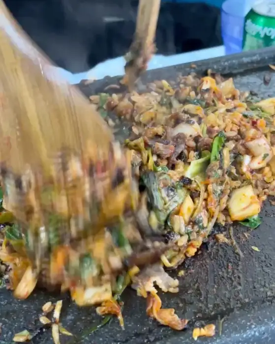 볶음밥을 볶고 있는 모습