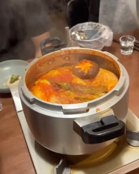 압력솥에 담겨 보글보글 끓고 있는 꽃게알도리탕