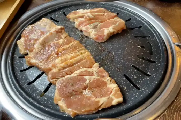 숯불 위에서 익어가는 삼겹살
