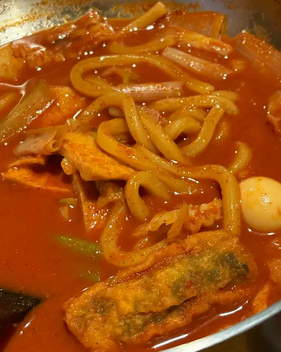 테이블에 놓인 맥주잔과 막걸리 잔