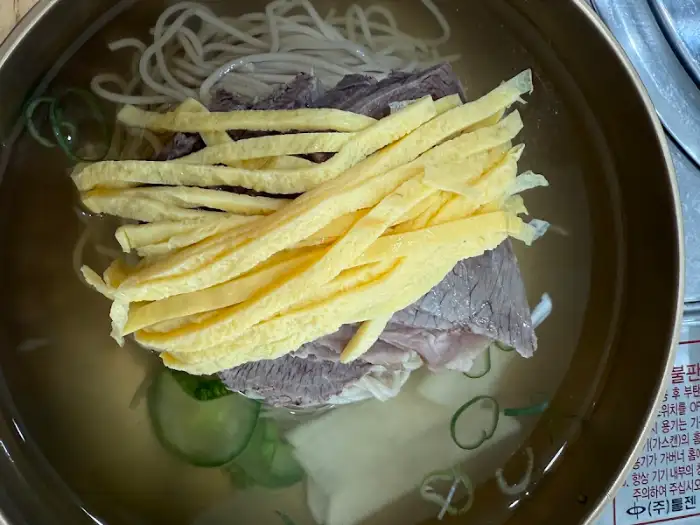 평양냉면의 전체적인 모습, 놋그릇에 담겨 더욱 먹음직스러워 보인다