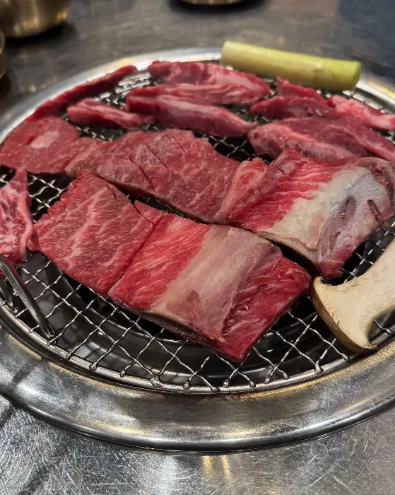 연탄불 위에서 맛있게 익어가는 고기