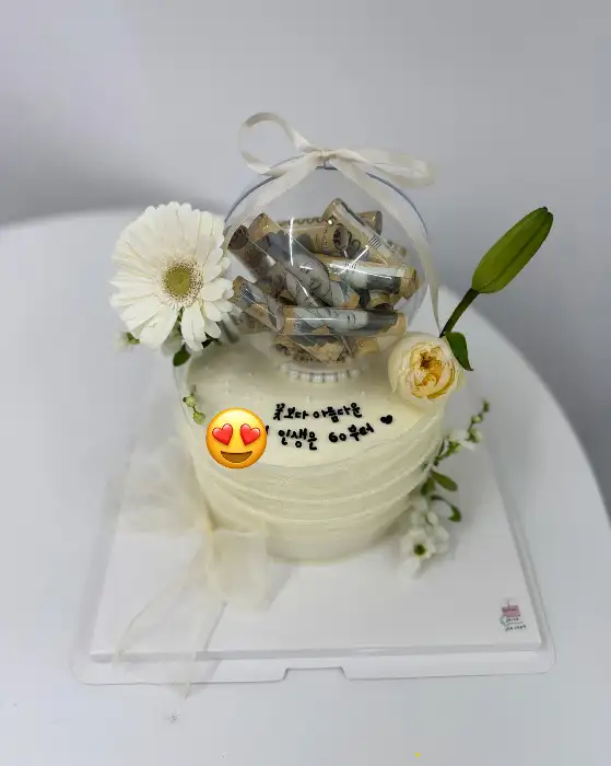 꽃 장식이 돋보이는 하얀색 케이크