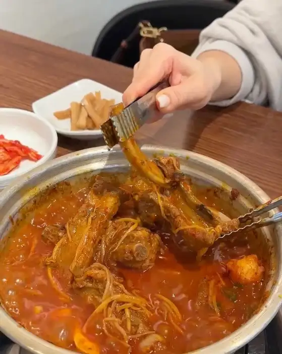 집게로 갈비를 집어드는 모습