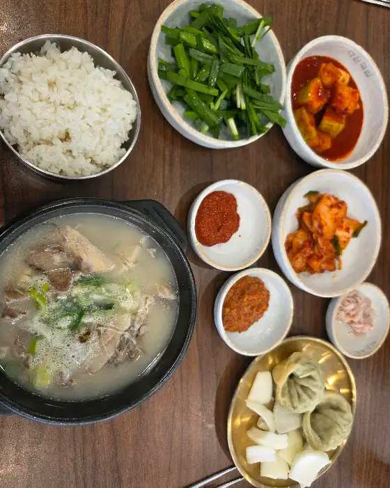 푸짐한 소고기국밥과 밑반찬