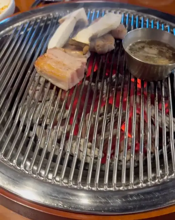 숯불 위에서 구워지는 등심덧살과 버섯