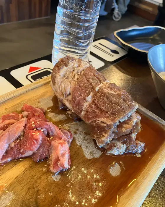 신선한 고기가 준비된 모습