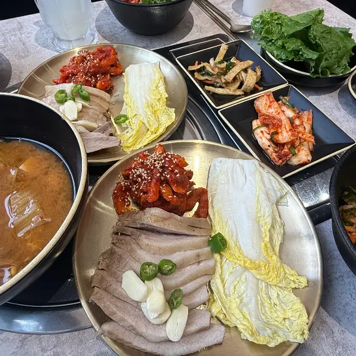 보쌈과 곁들임 메뉴