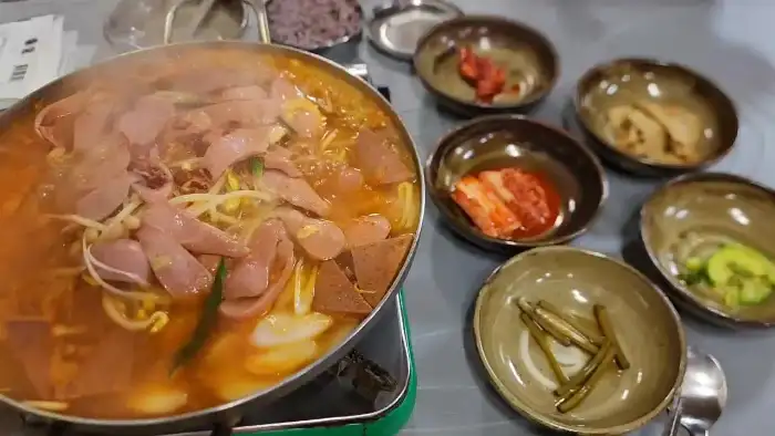 보글보글 끓고 있는 부대찌개의 김이 올라오는 모습