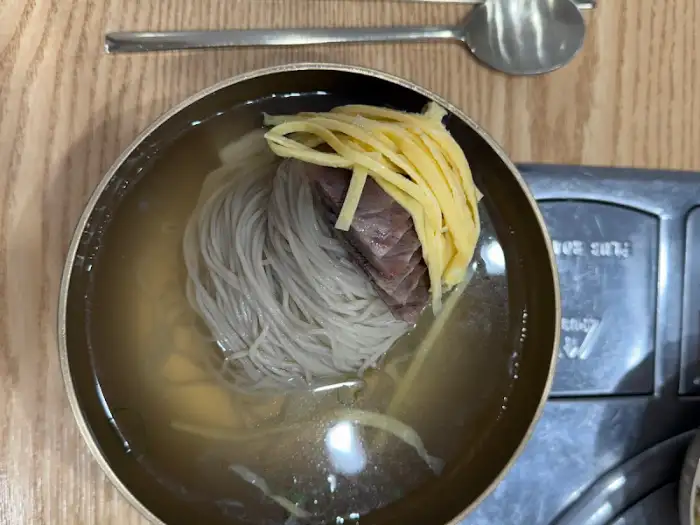 평양냉면과 놋수저가 놓인 모습