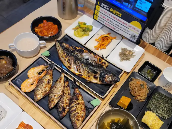 잘 구워진 고등어와 볼락, 새우구이