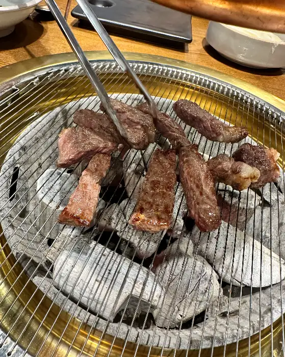 집게로 고기를 뒤집는 모습