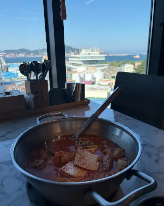 김치찌개와 함께 보이는 창밖 풍경