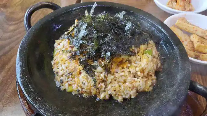 김가루가 뿌려진 볶음밥
